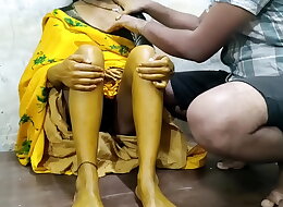 देसी लड़कि को शादी के एक दिन पहले हलदी लगाने के बहाने उसके यार ने चोदा